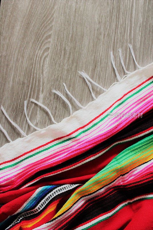 雨披背景cinco de Mayo serape节日木制复制空间背景与条纹毯